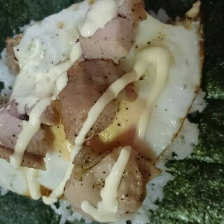 鶏もも肉と目玉やきのおにぎらず